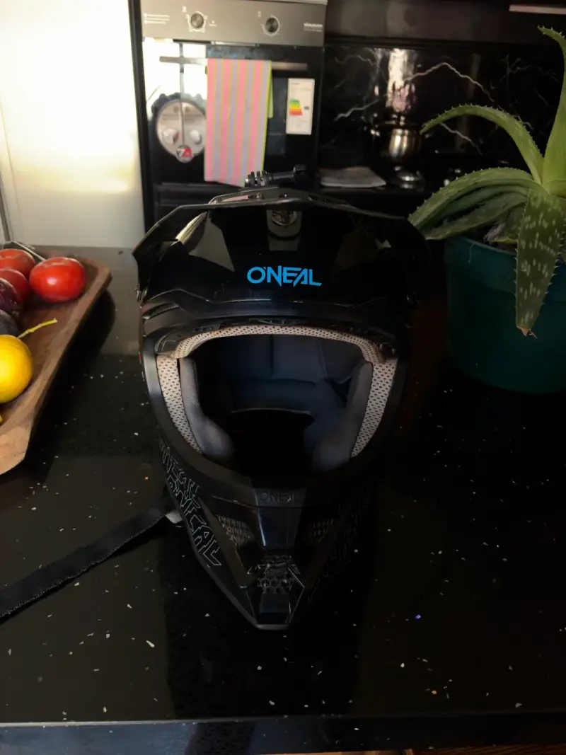 Casco de motocross O'Neal negro con diseño gráfico - 2