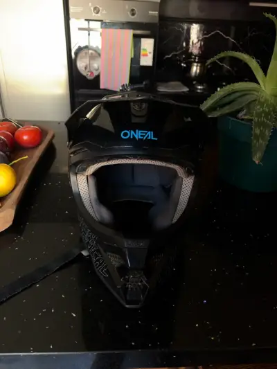 Casco de motocross O'Neal negro con diseño gráfico - miniatura 2