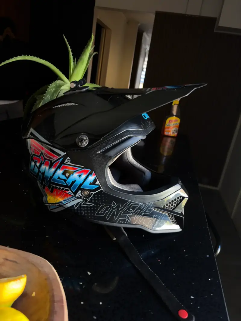 Casco de motocross O'Neal negro con diseño gráfico - 3