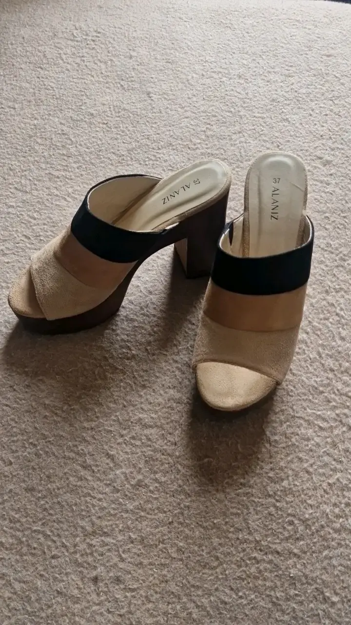 Sandalias de tacón alto Alaniz beige y negro - 1