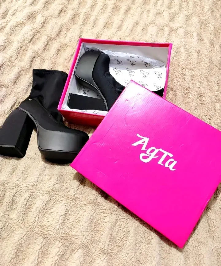 Botines de plataforma negros AgTa en caja