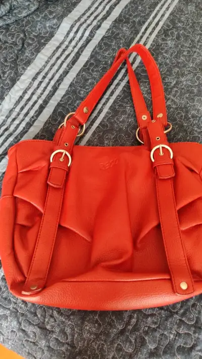 Bolso de cuero rojo con correas ajustables - miniatura 1