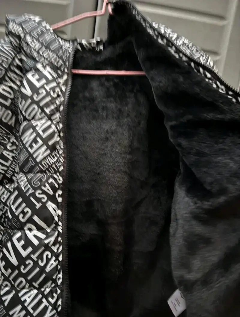 Chaqueta acolchada Everlast negra con diseño gráfico - 2