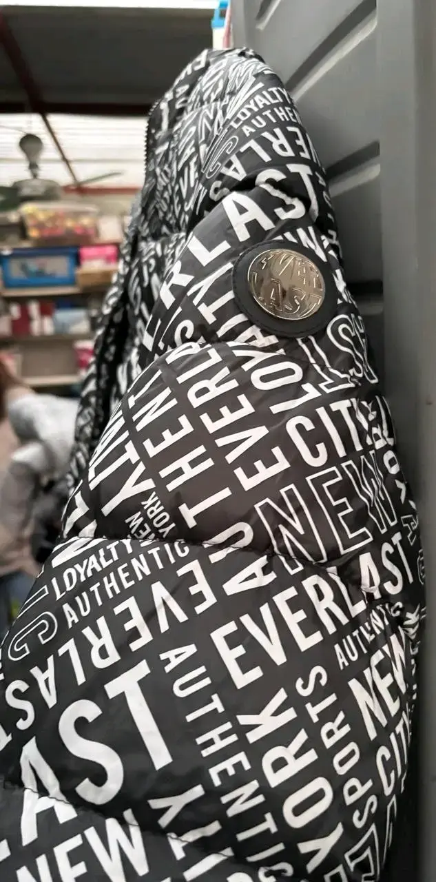 Chaqueta acolchada Everlast negra con diseño gráfico - 4