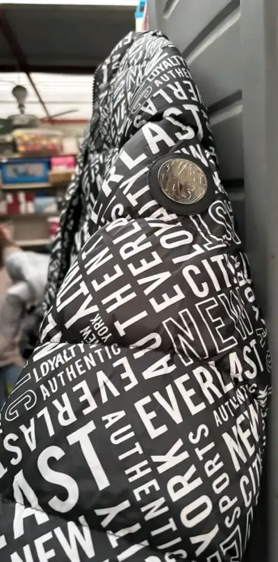 Chaqueta acolchada Everlast negra con diseño gráfico - miniatura 4