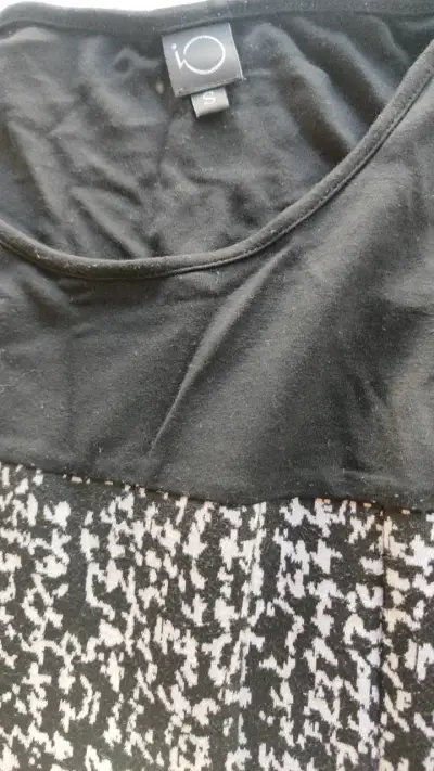 Vestido negro y blanco con diseño abstracto - miniatura 1