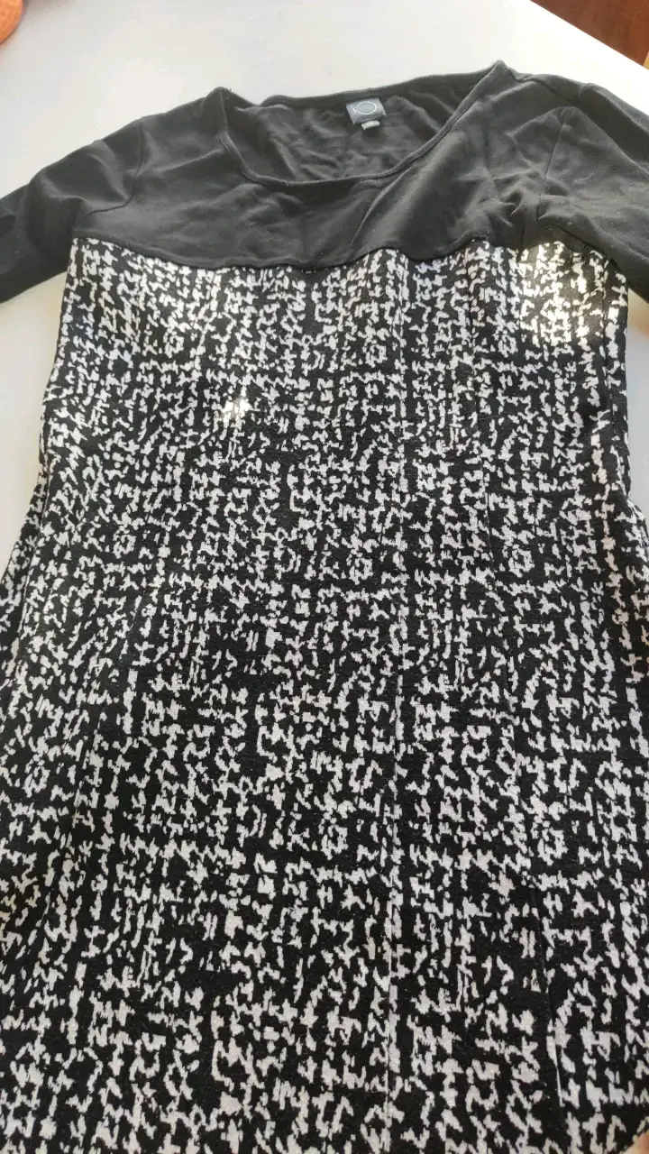 Vestido negro y blanco con diseño abstracto - 2
