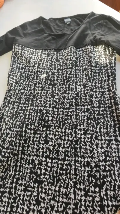 Vestido negro y blanco con diseño abstracto - miniatura 2