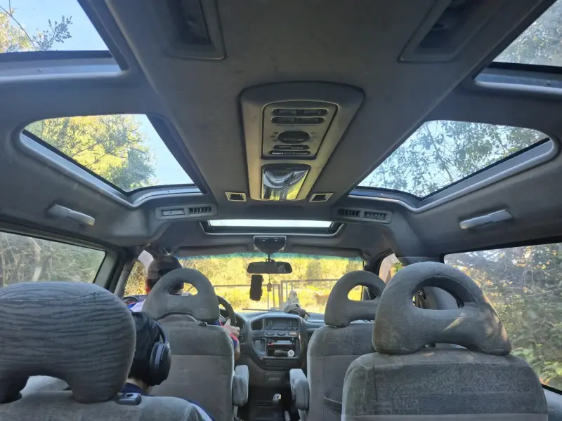 Minivan con techo panorámico en buen estado - 1