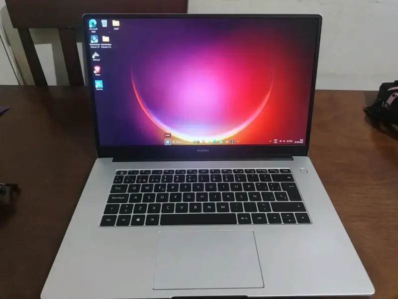 Laptop Huawei con AMD Ryzen 5 y 8GB RAM - 1