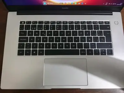Laptop Huawei con AMD Ryzen 5 y 8GB RAM - miniatura 2