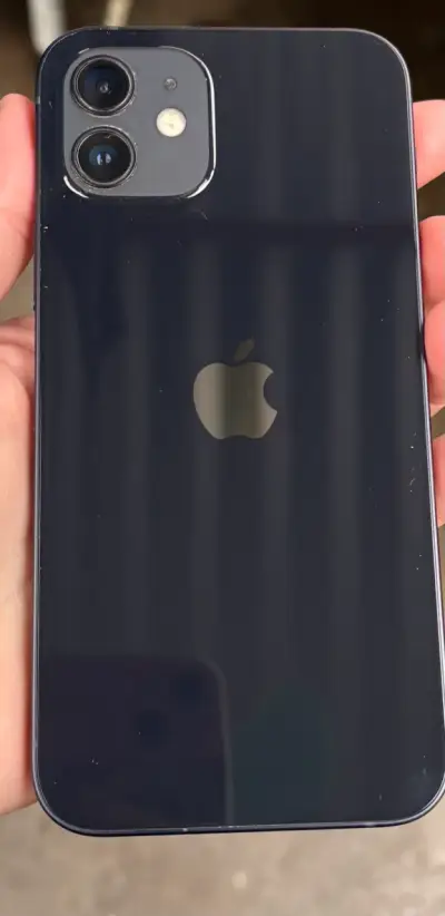 iPhone 12 en buen estado color negro - miniatura 3