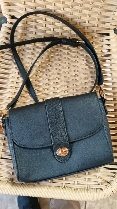 Cartera cruzada negra elegante para mujer - miniatura 2