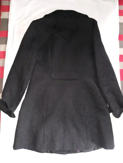 Abrigo negro con diseño floral para mujer - miniatura 2
