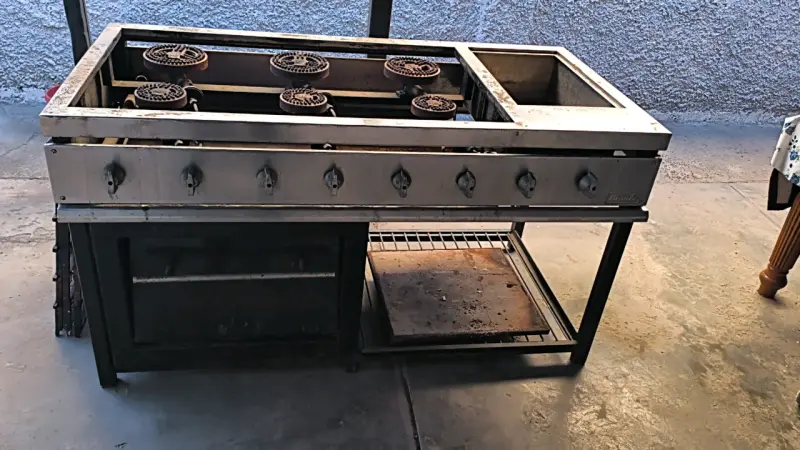 Cocina industrial de acero inoxidable con seis quemadores - 1