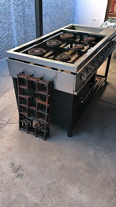 Cocina industrial de acero inoxidable con seis quemadores - miniatura 2