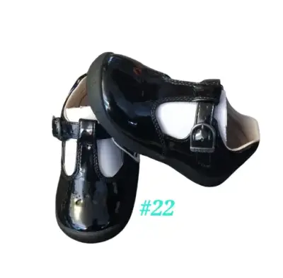 Zapatos de charol negro para niña talla 22 - miniatura 1