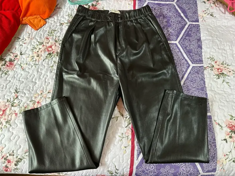 Pantalones Zara efecto piel - 1