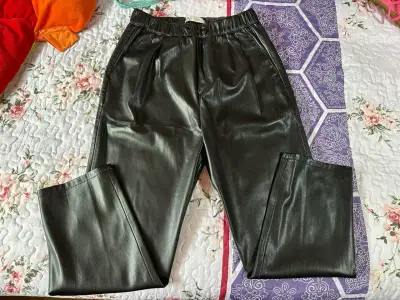 Pantalones Zara  efecto piel - miniatura 1