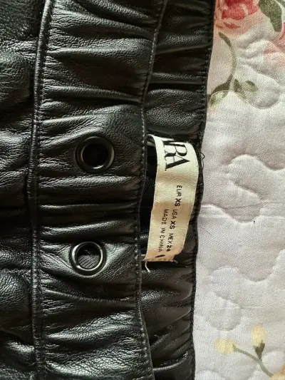 Pantalones Zara  efecto piel - miniatura 2