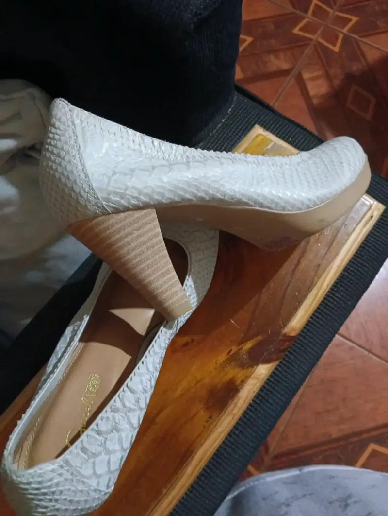 Zapatos de tacón alto texturizados marfil para muj