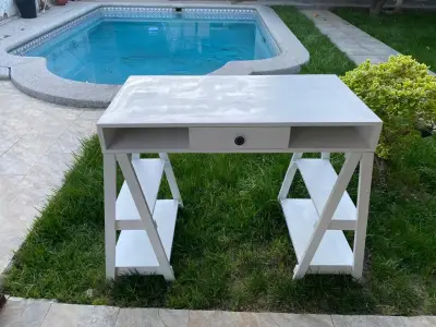Escritorio blanco con estantes y cajón - miniatura 1