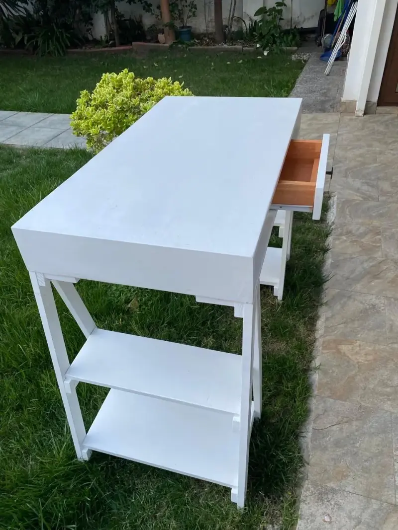 Escritorio blanco con estantes y cajón - 3