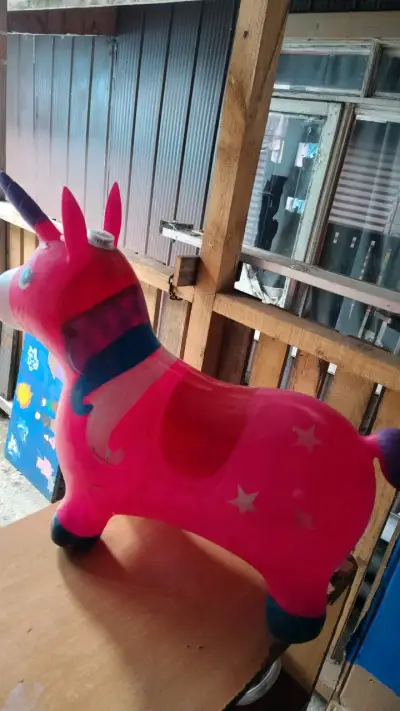 Juguete inflable unicornio rosa para niños - miniatura 2