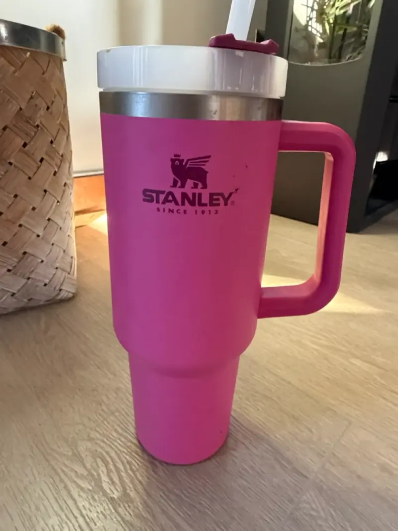 Vaso térmico Stanley rosa con tapa y bombilla - 1
