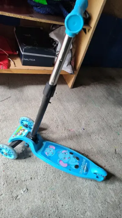 Patinete infantil azul con diseño de elefante - miniatura 2