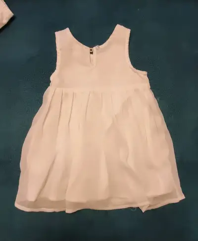 Vestido blanco con lentejuelas bebé nuevo - miniatura 2