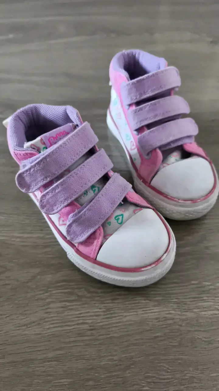 Zapatillas infantiles rosadas con velcro - 1