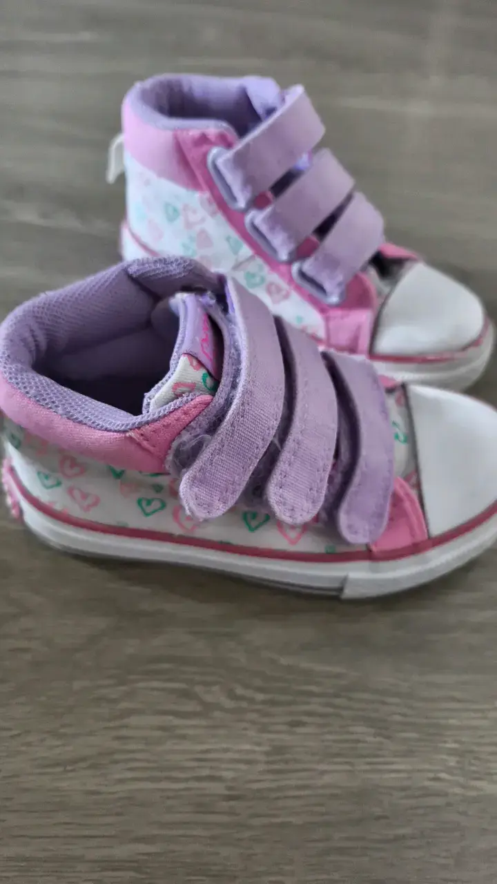 Zapatillas infantiles rosadas con velcro - 2