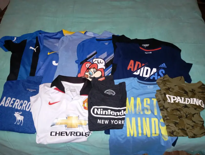 Lote de poleras y shorts de marcas variadas - 1
