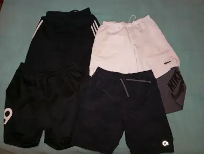 Lote de poleras y shorts de marcas variadas - miniatura 2
