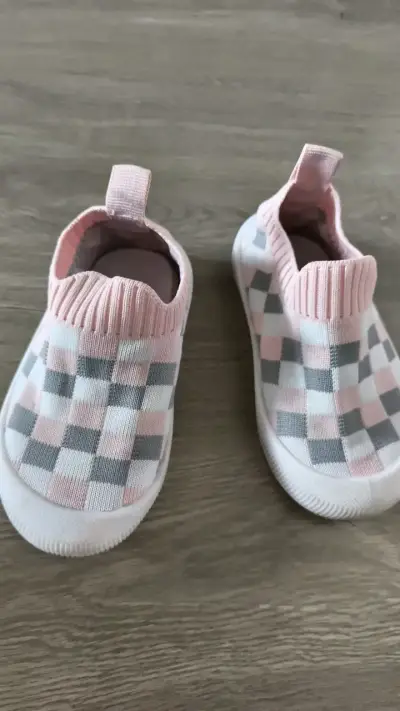 Zapatillas para bebé con diseño a cuadros - miniatura 1