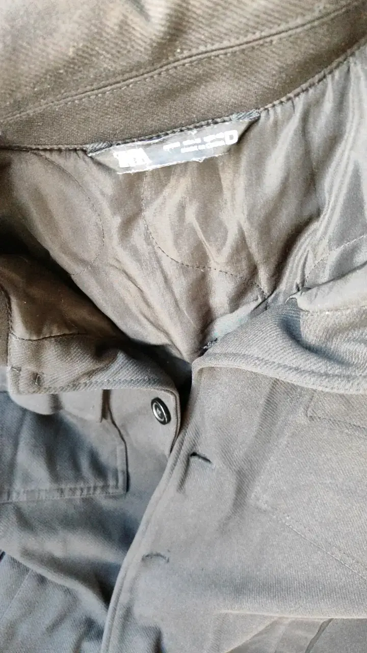 Chaqueta negra de hombre con bolsillos