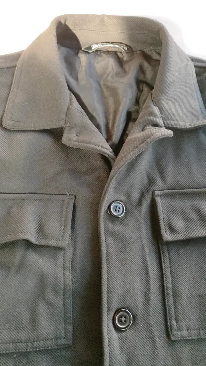 Chaqueta negra de hombre con bolsillos - 2
