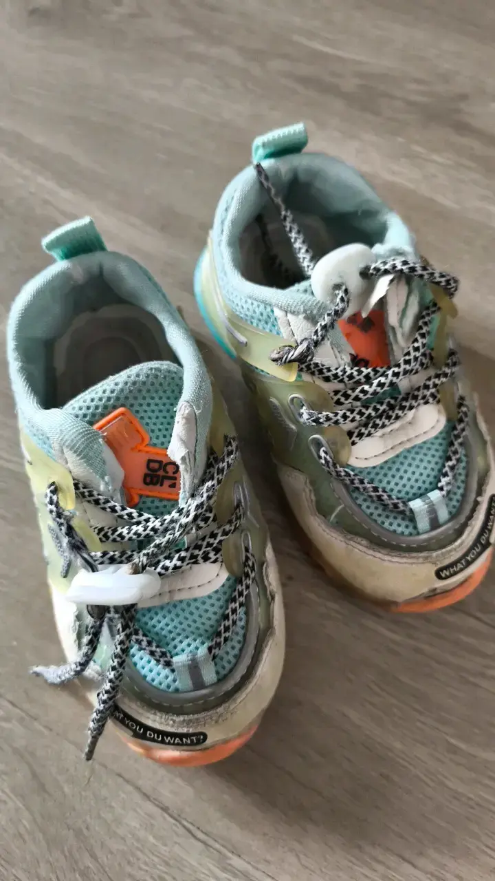 Zapatillas deportivas infantiles coloridas - 1
