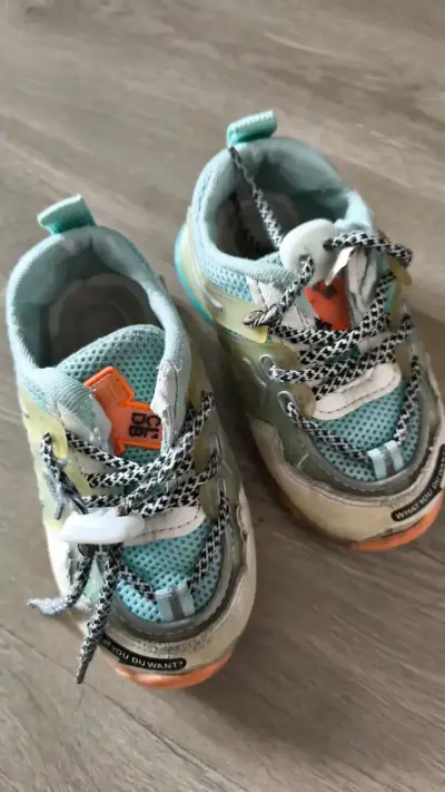Zapatillas deportivas infantiles coloridas - miniatura 1