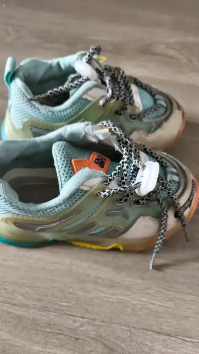 Zapatillas deportivas infantiles coloridas - miniatura 2