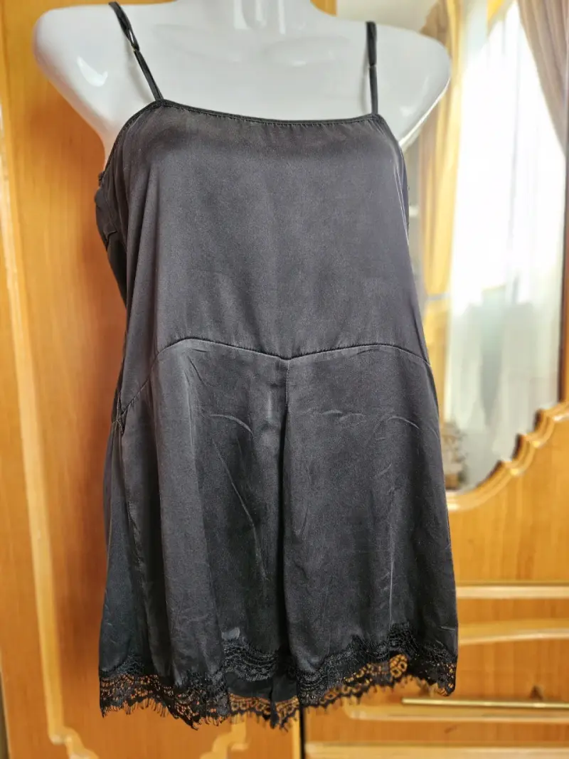 Polera de tirantes negra con encaje - 2