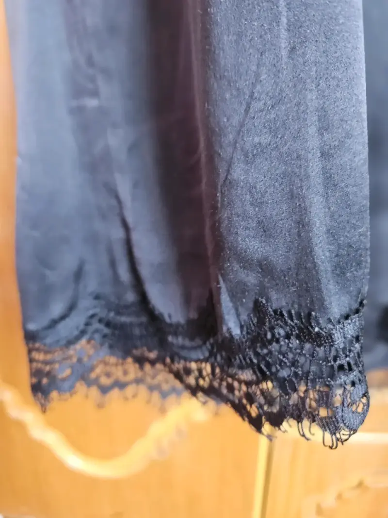 Polera de tirantes negra con encaje - 3