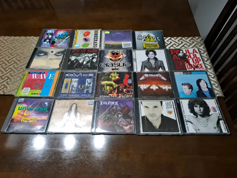Colección de CDs de música variada