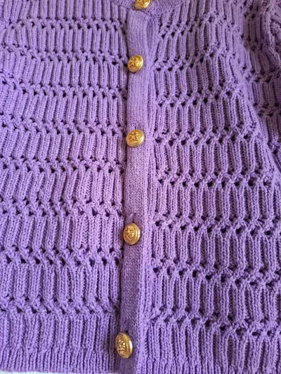 Cardigan morado de punto con botones dorados - miniatura 1