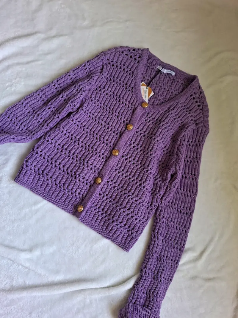 Cardigan morado de punto con botones dorados - 2