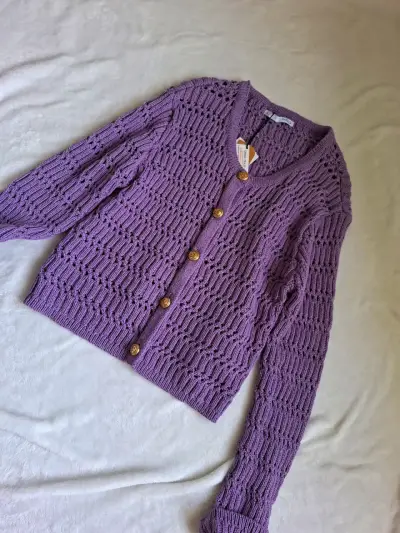 Cardigan morado de punto con botones dorados - miniatura 2