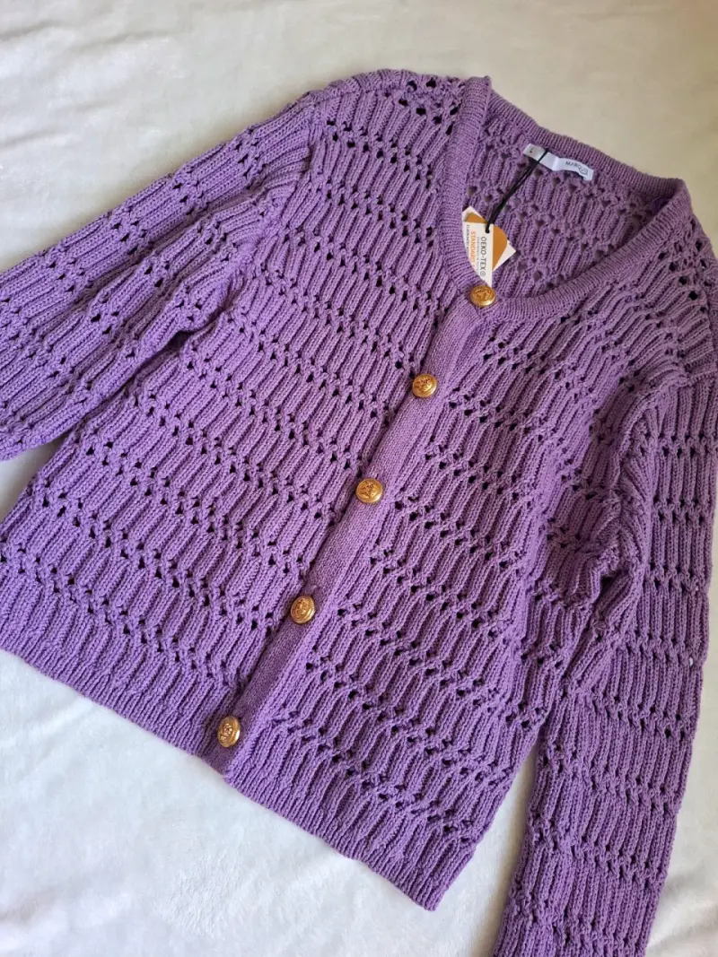 Cardigan morado de punto con botones dorados - 3