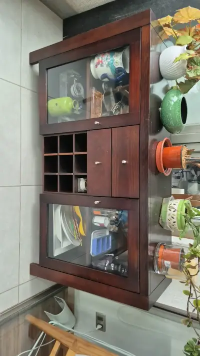 Vitrina de madera con puertas de vidrio - miniatura 1
