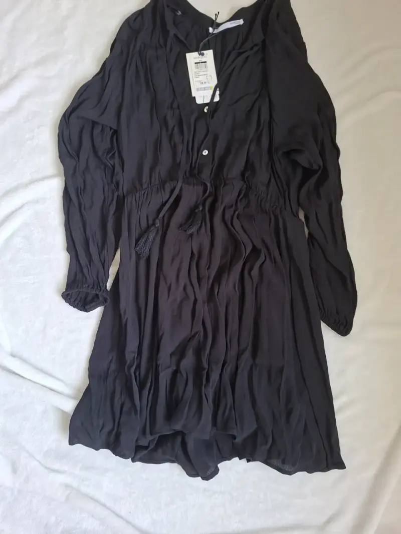 Vestido negro con botones y ajuste en cintura - 1